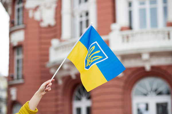 person holding ukrainian flag thumb